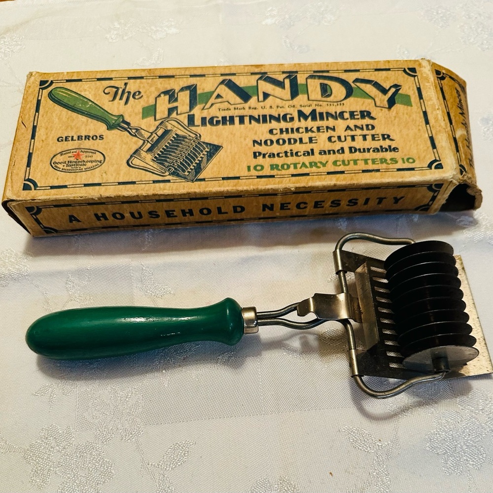 Vintage GELBROS The Handy Lightening Mincer in Original Box. Green handle.